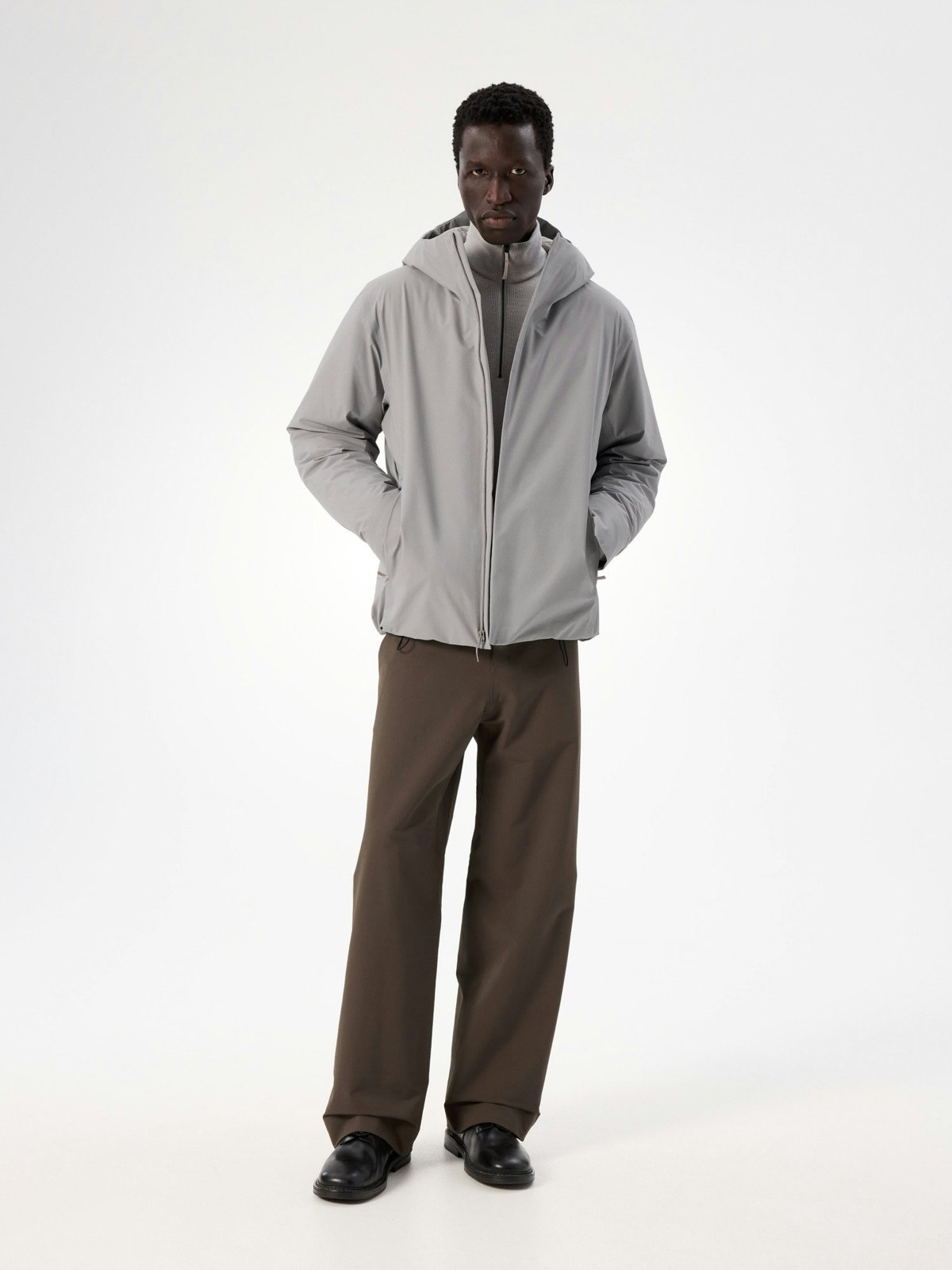 Veilance Altus Down Jacket Silkstone gedragen op een model